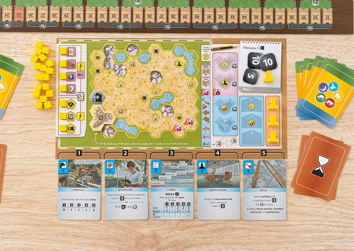 Tablero personal de Ark Nova con mapa del zoológico y cartas de acción