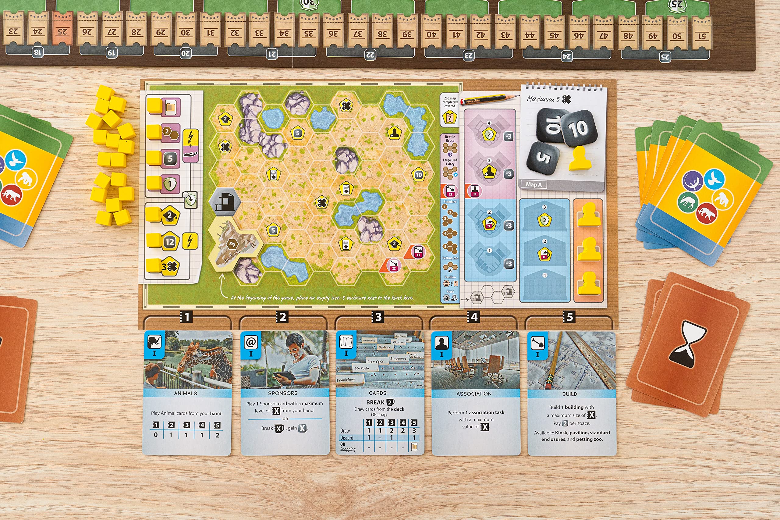 Tablero personal de Ark Nova con mapa del zoológico y cartas de acción